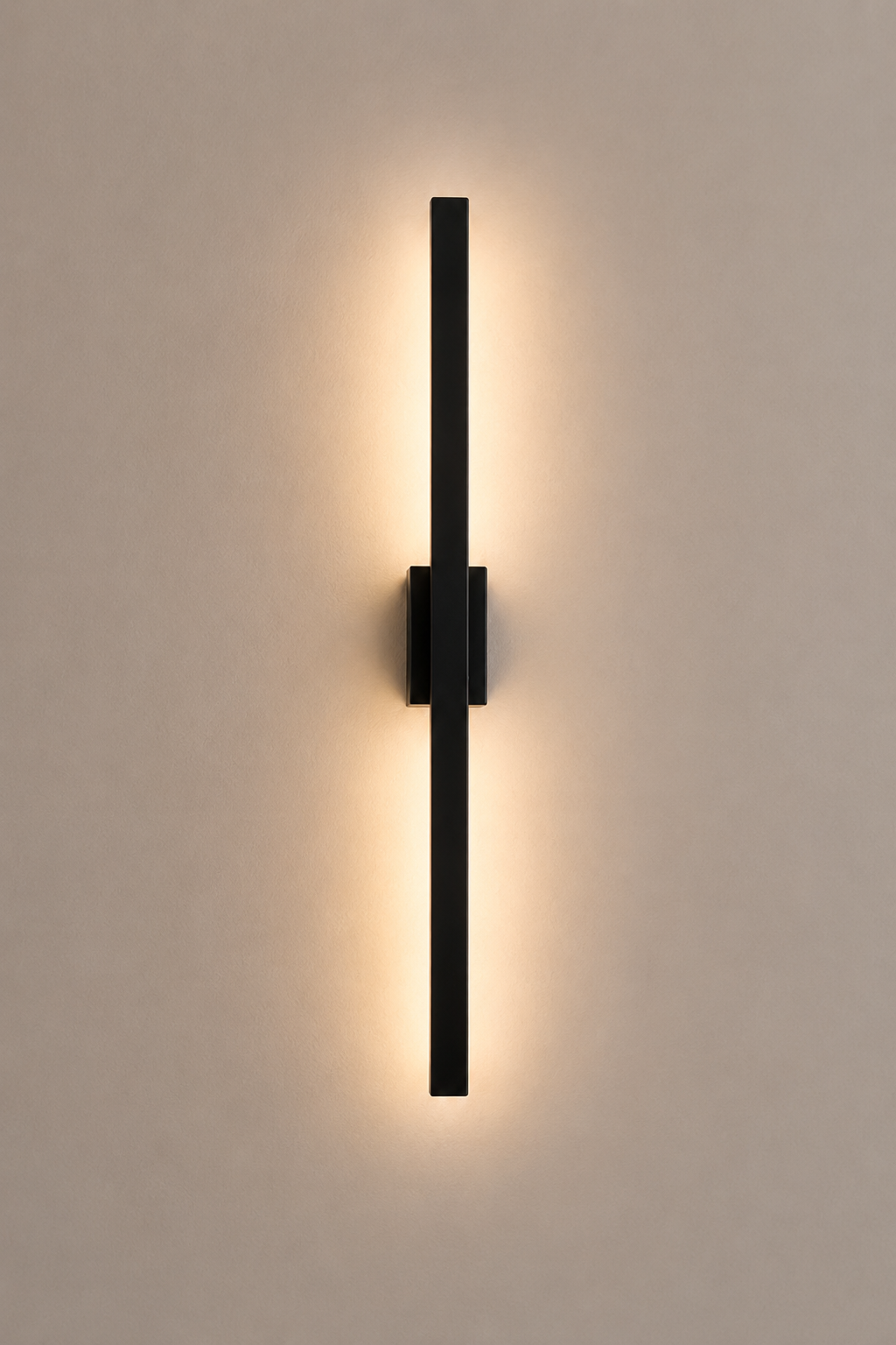 Close-up product shot of Nordlys Slim Vegglampe on a warm grey wall